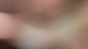 Foto en primer plano de un montón de monedas de 1 centavo de dólar con más monedas al fondo.