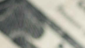 Columna de monedas de 25 centavos de dólar sobre billetes de EE.UU.