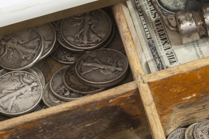 Cajón para dinero en caja registradora antigua con monedas antiguas de EE. UU.