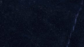 Vista de cerca de una bolsa de monedas antiguas de los Estados Unidos derramándose sobre madera rústica