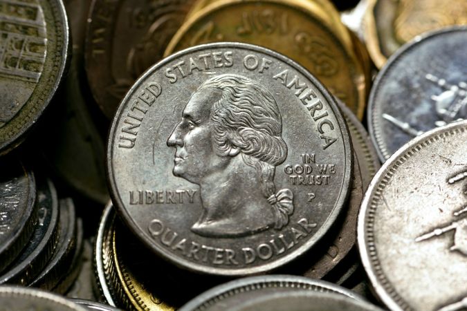 Moneda estadounidense de 25 centavos de dólar.
