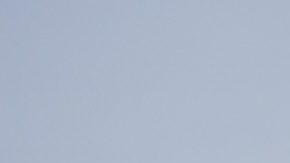 Moneda «Jefferson Nickel» (5 centavos) entre los dedos.