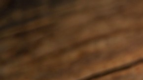 Vista cenital de una caja de madera con monedas de plata dentro.