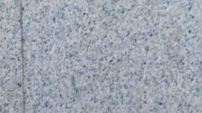 Vista de bolsas de Uber Eats que salen a la calle y bicicletas.