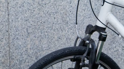 Vista de bolsas de Uber Eats que salen a la calle y bicicletas.