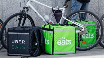 Vista de bolsas de Uber Eats que salen a la calle y bicicletas.