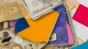 Universitario sentado con sus nuevos artículos escolares por el regreso a clases.
