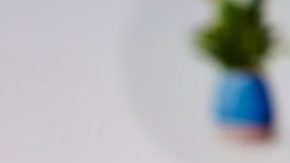 Teléfono móvil con el logotipo de la empresa minorista estadounidense Target Corporation en la pantalla frente al sitio web de la empresa.