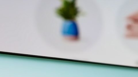 Teléfono móvil con el logotipo de la empresa minorista estadounidense Target Corporation en la pantalla frente al sitio web de la empresa.