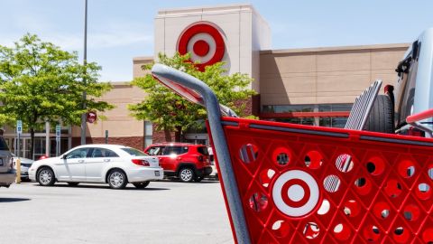 Carrito de compras rojo afuera de una tienda Target.