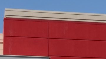 Fachada de Target con un carrito de compras en primer plano.