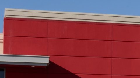 Fachada de Target con un carrito de compras en primer plano.