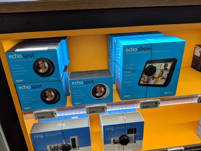Echo Spot y Echo Show (segunda generación): altavoz inteligente con Alexa y Ring Video Doorbell en exhibición dentro de la tienda Best Buy.