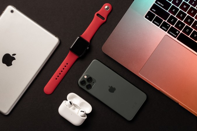 Dispositivos Apple sobre una mesa.