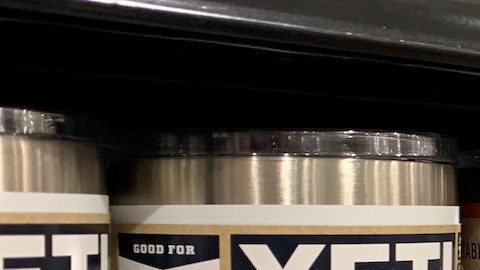 Anaquel con productos YETI.
