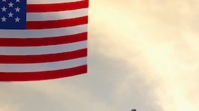 Siluetas de personas sosteniendo la bandera de Estados Unidos