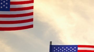 Siluetas de personas sosteniendo la bandera de Estados Unidos