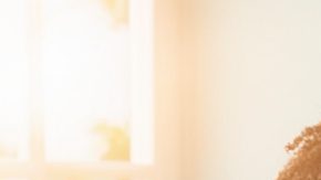 Grupo de niños latinos, con sus nuevos útiles escolares.