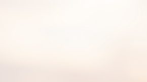 Mano usando un iPhone al aire libre al atardecer.