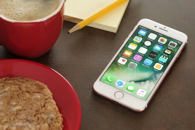 iPhone 7 rosa sobre mesa.