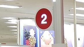 Fila de cajas dentro de una tienda Target en Saugus, Massachusetts.