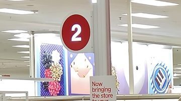 Fila de cajas dentro de una tienda Target en Saugus, Massachusetts.