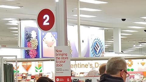 Fila de cajas dentro de una tienda Target en Saugus, Massachusetts.