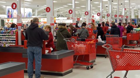 Fila de cajas dentro de una tienda Target en Saugus, Massachusetts.