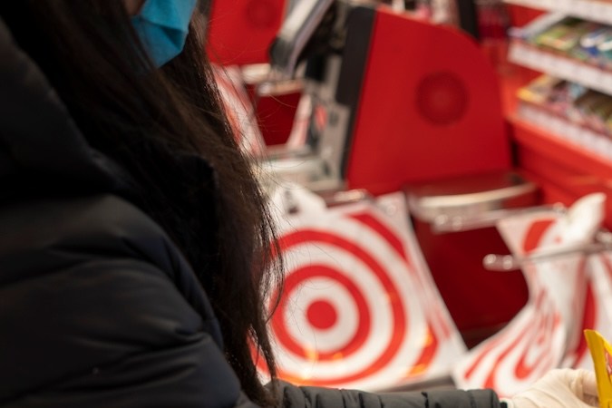 Persona cobra sus productos en una caja registradora de Target.