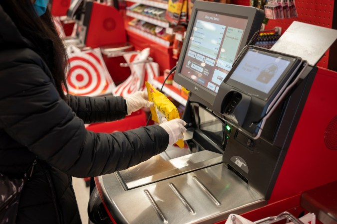 Persona cobra sus productos en una caja registradora de Target.