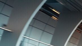 Pareja feliz en el aeropuerto antes de salir de viaje y usar su tarjeta de crédito.