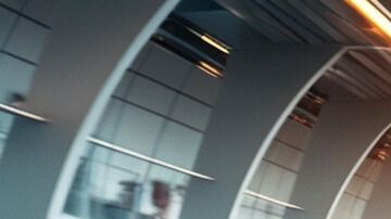 Pareja feliz en el aeropuerto antes de salir de viaje y usar su tarjeta de crédito.