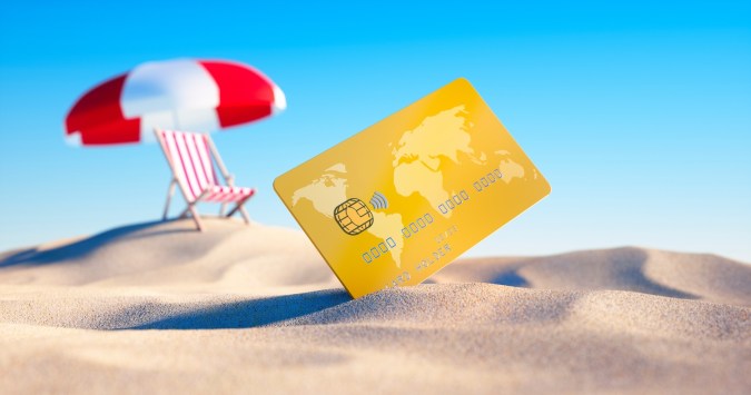 Tarjeta de crédito con fondo de playa soleada - ilustración 3D.