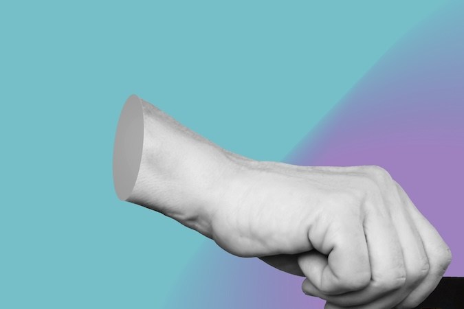 La tarjeta de crédito de plástico negro está en manos de dos mujeres que la sostienen desde diferentes lados aisladas sobre fondo azul y morado.