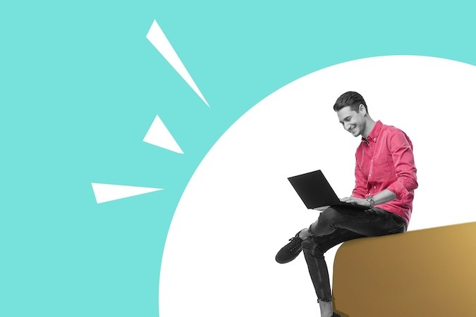 Joven pagando en línea con tarjeta de crédito y computadora portátil mientras está sentado en casa.