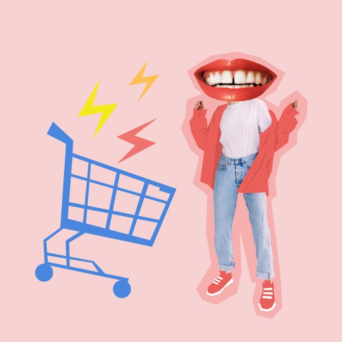 Cuerpo humano con labios de mujer sonriendo en pose feliz con carrito de compras sobre fondo rosa.