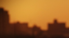 Carrito de compras con billetes incendiándose adentro.