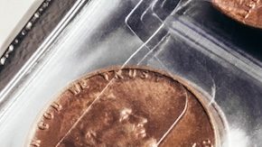 Foto de la colección de monedas de céntimos del presidente estadounidense Lincoln en un soporte numismático de lámina de plástico transparente.