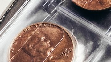 Foto de la colección de monedas de céntimos del presidente estadounidense Lincoln en un soporte numismático de lámina de plástico transparente.