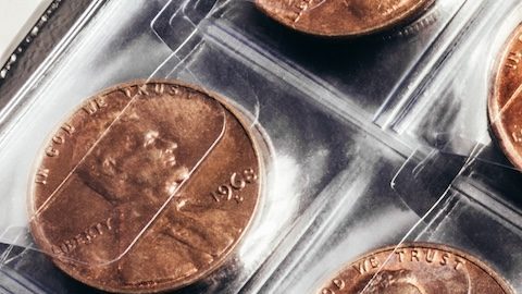 Foto de la colección de monedas de céntimos del presidente estadounidense Lincoln en un soporte numismático de lámina de plástico transparente.