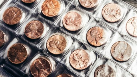 Foto de la colección de monedas de céntimos del presidente estadounidense Lincoln en un soporte numismático de lámina de plástico transparente.