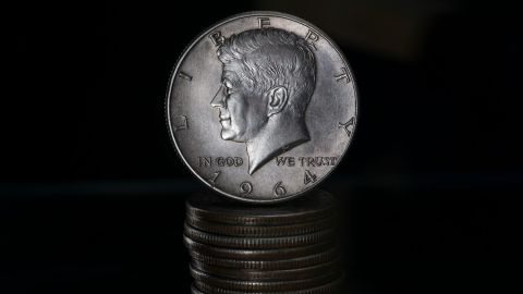 Pilas de monedas de medio dólar de plata de John Fitzgerald Kennedy.