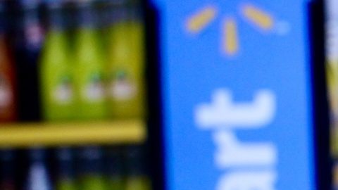 El logotipo de Walmart se muestra en la pantalla de un teléfono móvil y en la pantalla de un monitor.