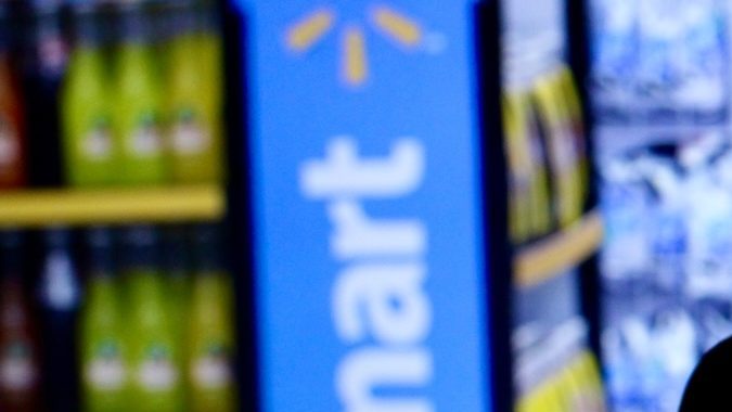 El logotipo de Walmart se muestra en la pantalla de un teléfono móvil y en la pantalla de un monitor.