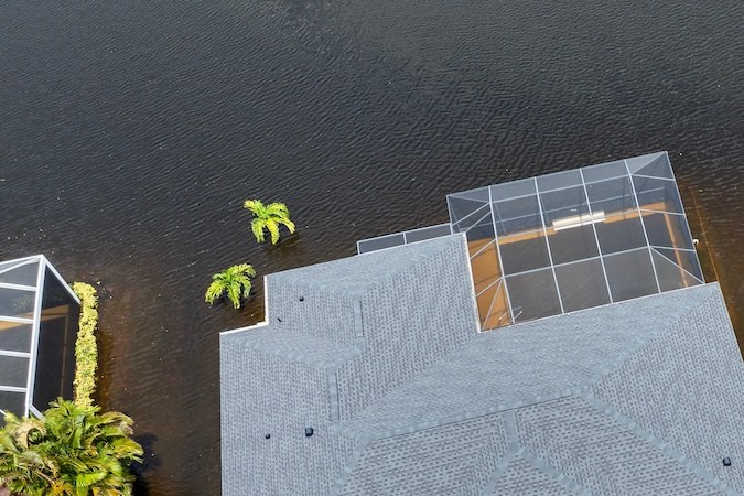 Área residencial inundada con autos submarinos y casas del agua de lluvia del huracán Debby en la comunidad de Laurel Meadows en Sarasota, Florida