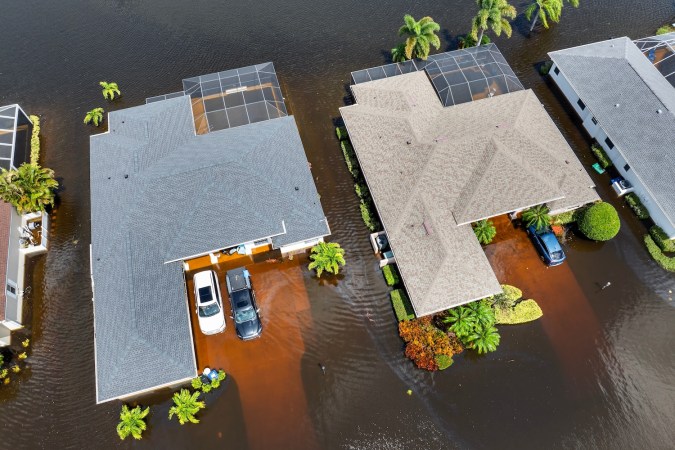Área residencial inundada con autos submarinos y casas del agua de lluvia del huracán Debby en la comunidad de Laurel Meadows en Sarasota, Florida