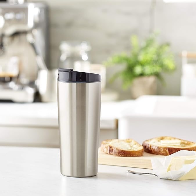 Amazon Basics - Vaso de acero inoxidable con tapa abatible.