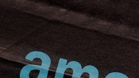 Logotipo de Amazon Prime en cartón.