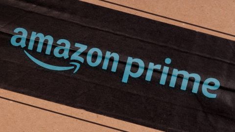 Logotipo de Amazon Prime en cartón.