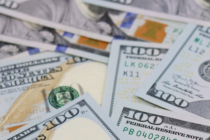 Pila de dólares estadounidenses (USD) en forma de billetes de 100 dólares. Dinero en efectivo.